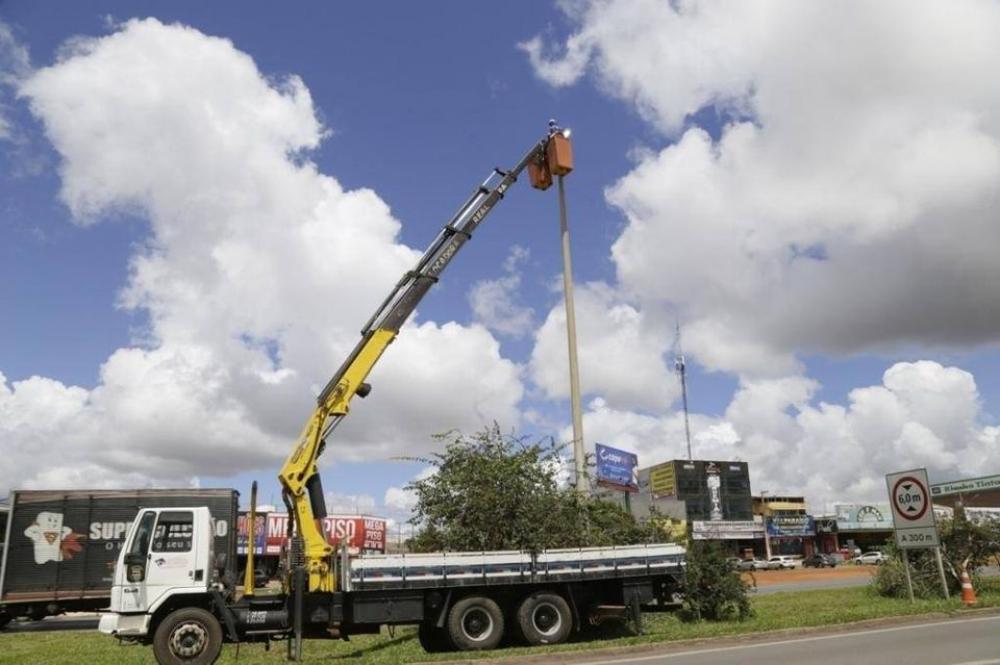 MAIS SEGURANÇA PARA OS MOTORISTAS | Prefeitura de Valparaíso instala lâmpadas de LED na BR-040
