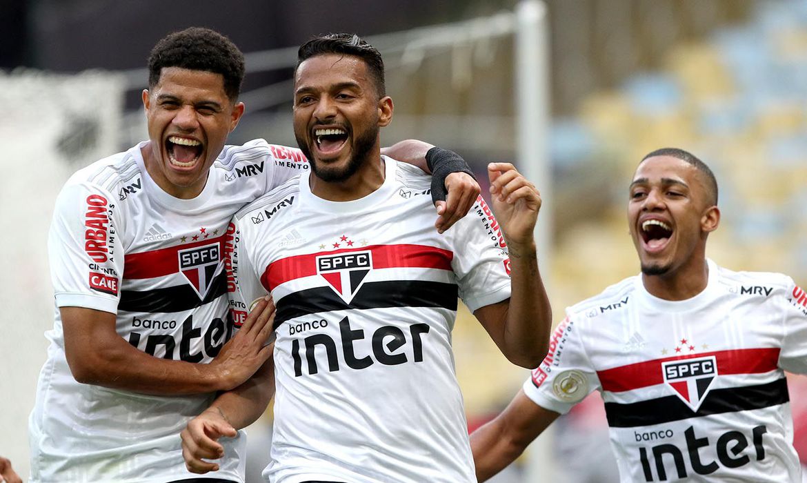APANHOU EM CASA | São Paulo goleia Flamengo no Rio