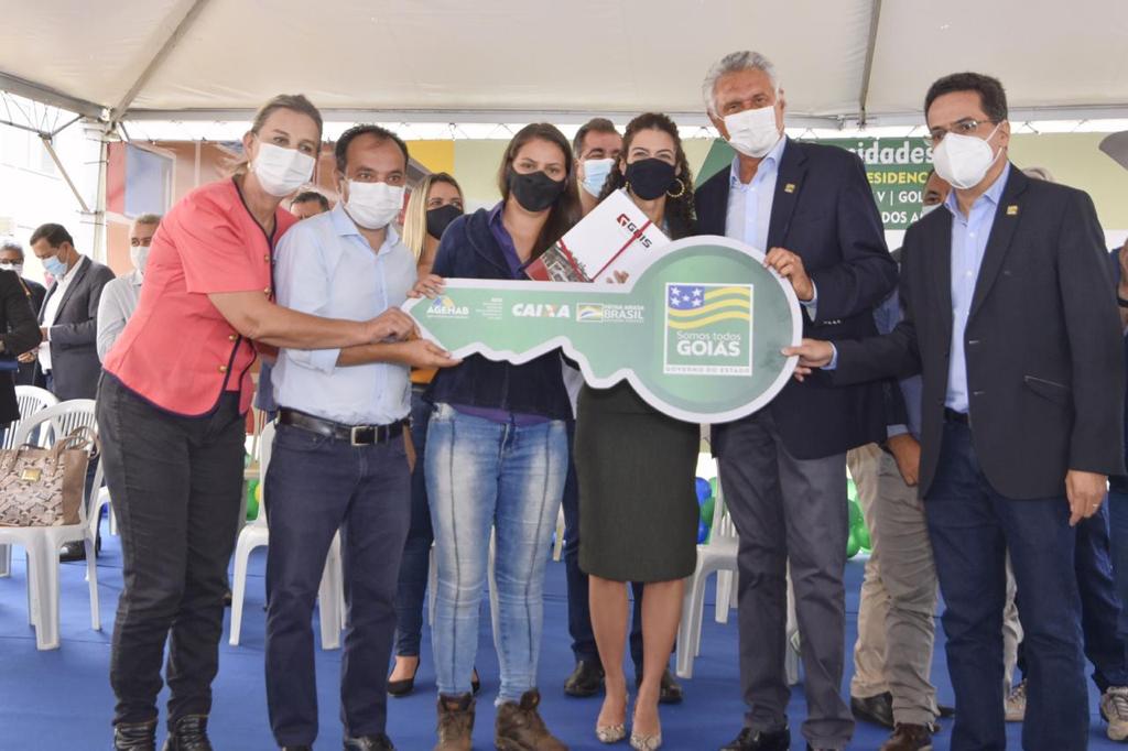 MAIS 468 MORADIAS | Caiado entrega chaves de imóveis em Valparaíso junto com Pábio Mossoró e disse que vai mudar o Entorno do DF