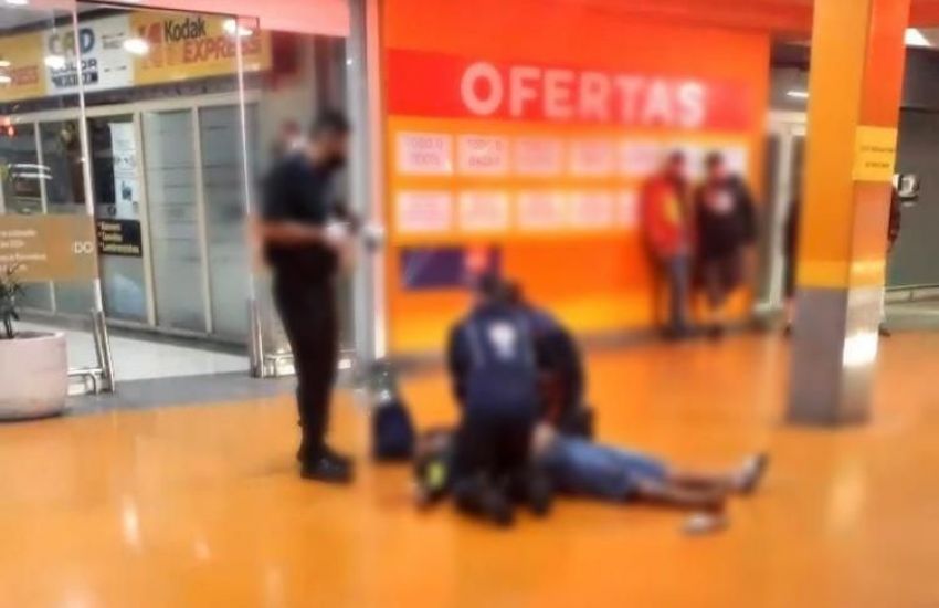 BARBÁRIE NO SUL DO PAÍS | Homem negro é espancado e morto por seguranças do Carrefour em Porto Alegre (RS)