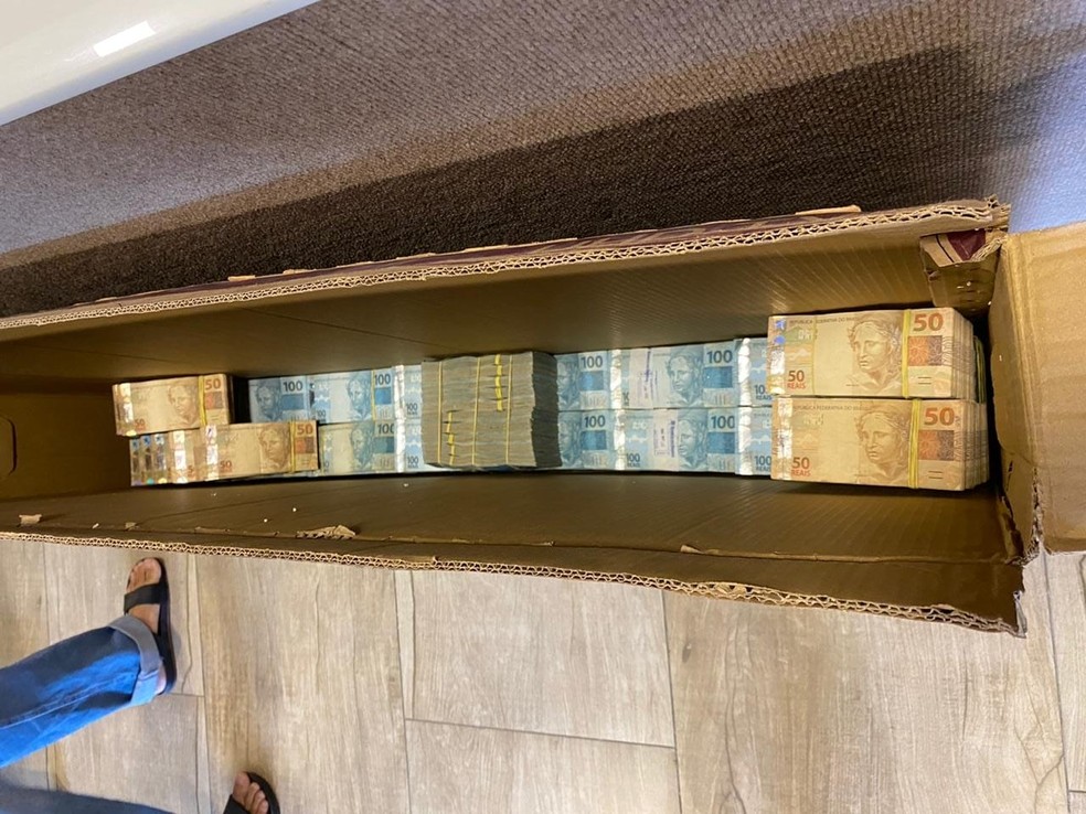 EX-DEPUTADO NA MIRA | PF encontra dinheiro vivo em caixa no Ceará durante operação