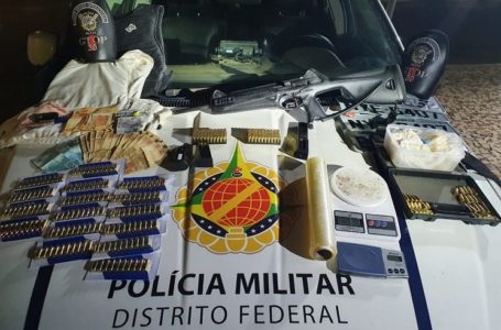 PEGO NO FLAGRA | Traficantes da facção Comboio do Cão são presos no Riacho Fundo I portando arma, munição e droga