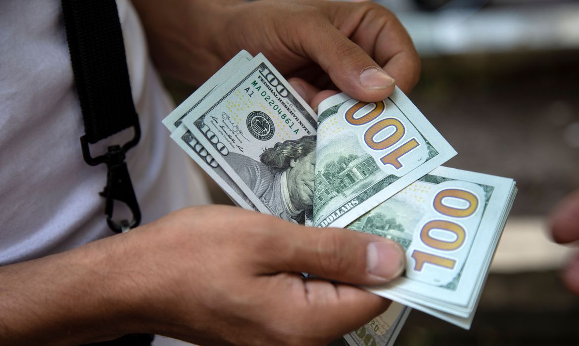 PELA 3ª SEMANA SEGUIDA | Dólar cai e fecha semana em R$ 5,12