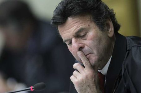 “RESERVA” PARA A CORTE | Luiz Fux exonera secretário que pediu 7 mil vacinas contra covid para o STF