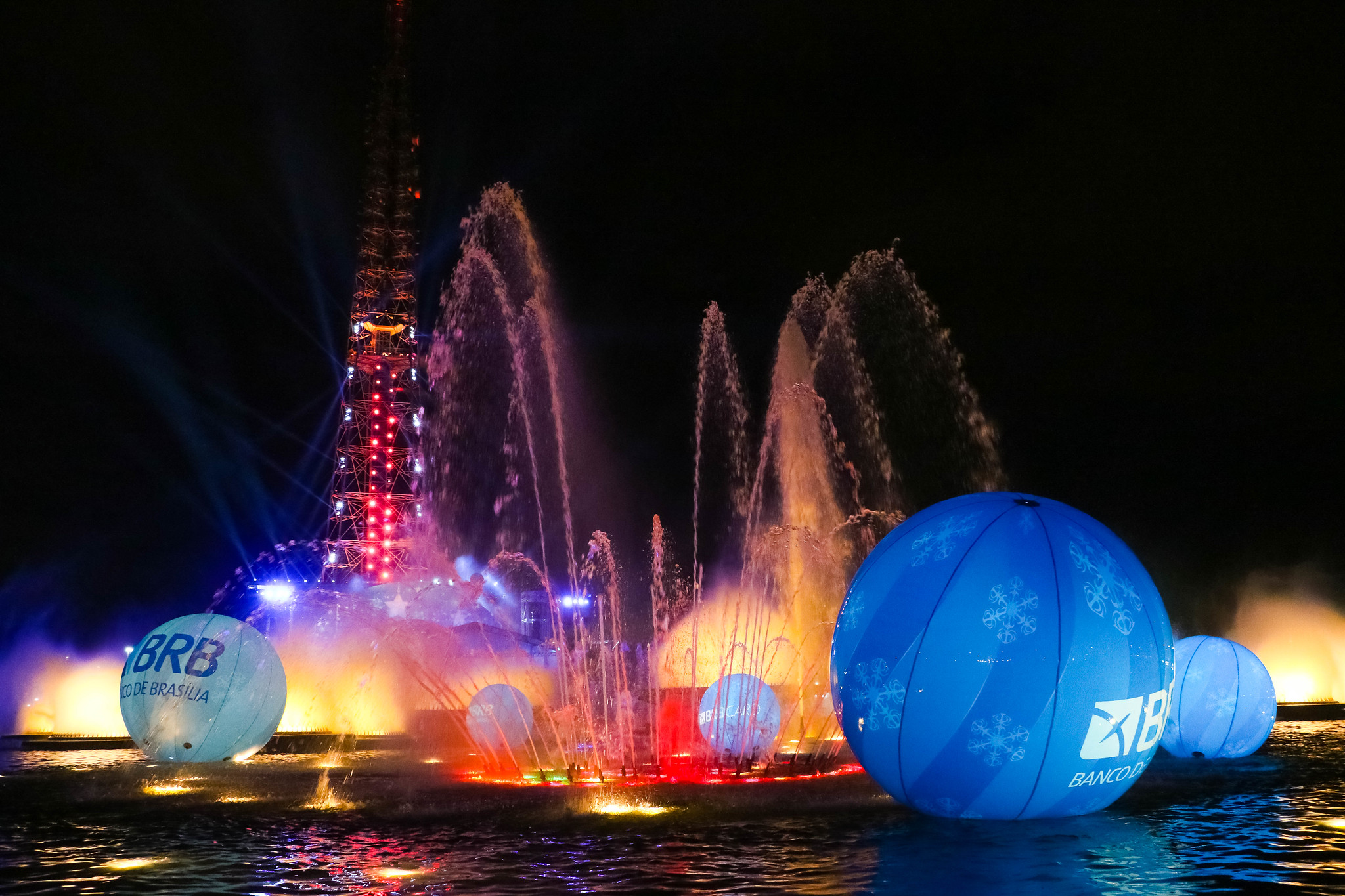 NATAL DA TORRE DE TV | Cartão postal de Brasília ganha iluminação e terá show de luzes diariamente até dia 25