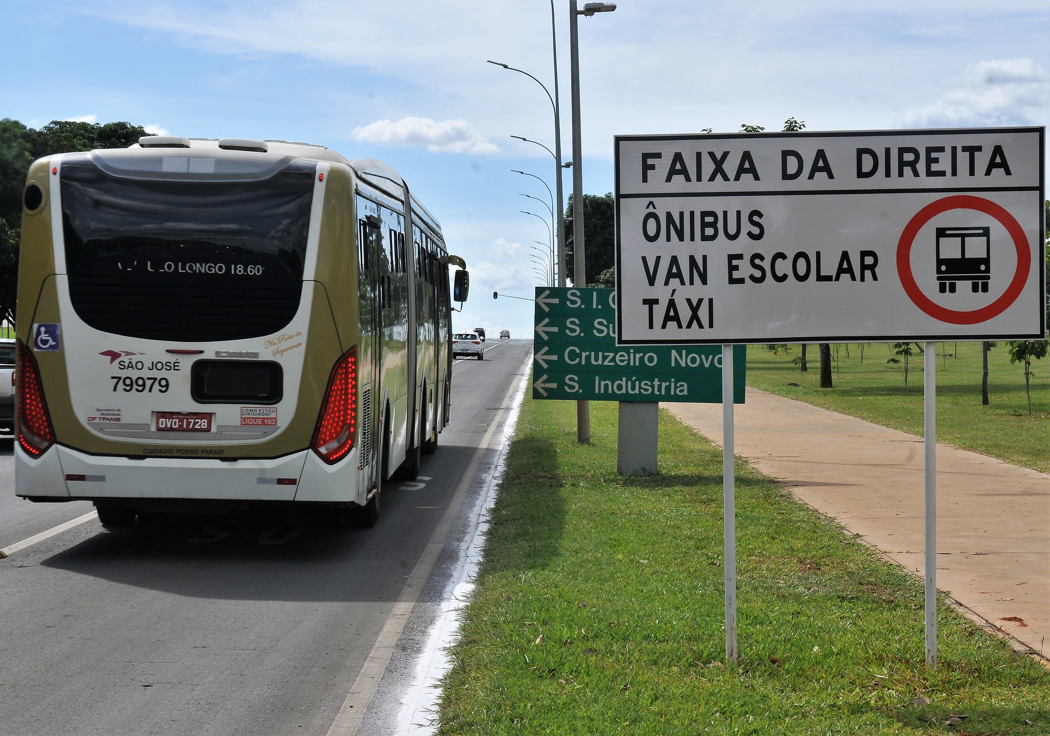 PISTA EXCLUSIVA 24 HORAS | A partir desta quarta (2), Eixo Monumental passa a ter faixa prioritária para ônibus, táxis, vans e veículos escolares nos dois sentidos