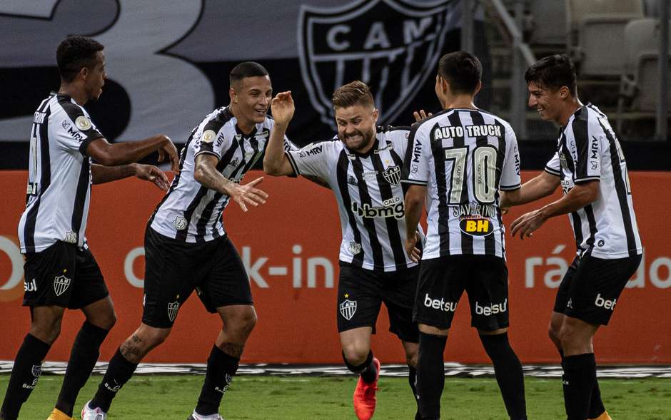 BRASILEIRÃO 2020 | Galo vence Coritiba e segue em busca do título