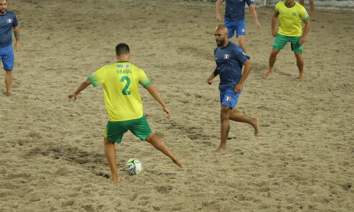 FUTEBOL DE AREIA RAIZ | Brasil e França disputam o título do Mundial neste domingo (13)
