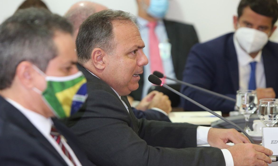 EM REUNIÃO COM GOVERNADORES | Pazuello diz que SUS já tem capacidade para comprar 300 milhões de vacinas contra a covid em 2021