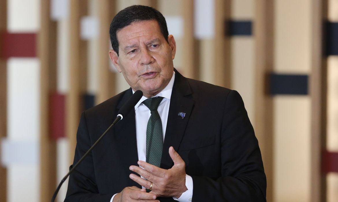 COM COVID NO JABURU | Mourão segue isolado e com estado de saúde estável