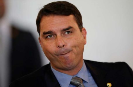 LAVAGEM DE DINHEIRO | MP deve investigar Flávio Bolsonaro por uso de loja de chocolates como fachada para esquentar dinheiro