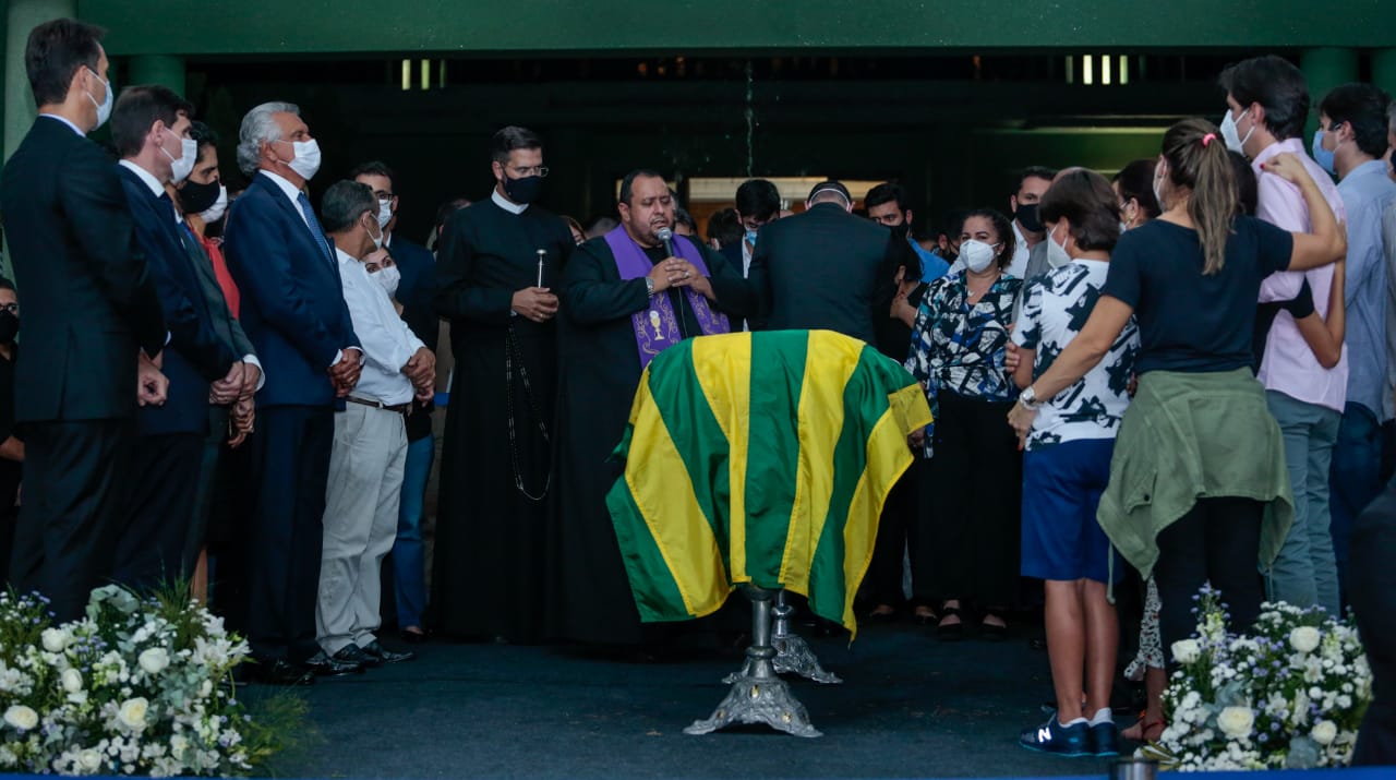 SOB FORTE COMOÇÃO | Maguito Vilela recebe homenagens da população de Goiânia em frente ao Palácio das Esmeraldas