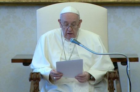 MUDANÇAS NA IGREJA CATÓLICA | Papa Francisco assina decreto autorizando mulheres a exercer funções litúrgicas
