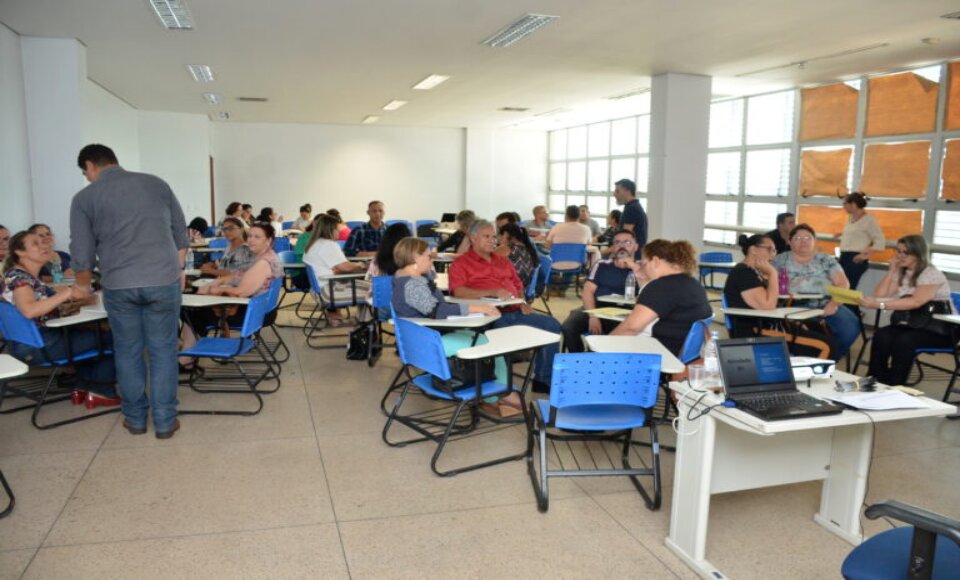 RECONHECIMENTO MERECIDO | Caiado sanciona aumento de até 64% para professores temporários da rede estadual