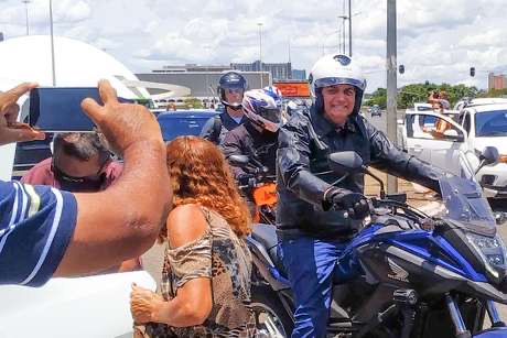 IGNORANDO PEDIDO DE IMPEACHMENT | Bolsonaro passeou de moto neste domingo (24) em Brasília