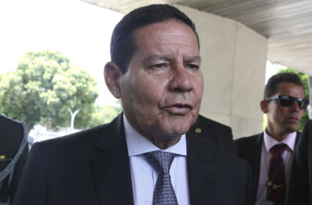 LEAL A BOLSONARO | Mourão demite assessor que tentou articular impeachment de Bolsonaro