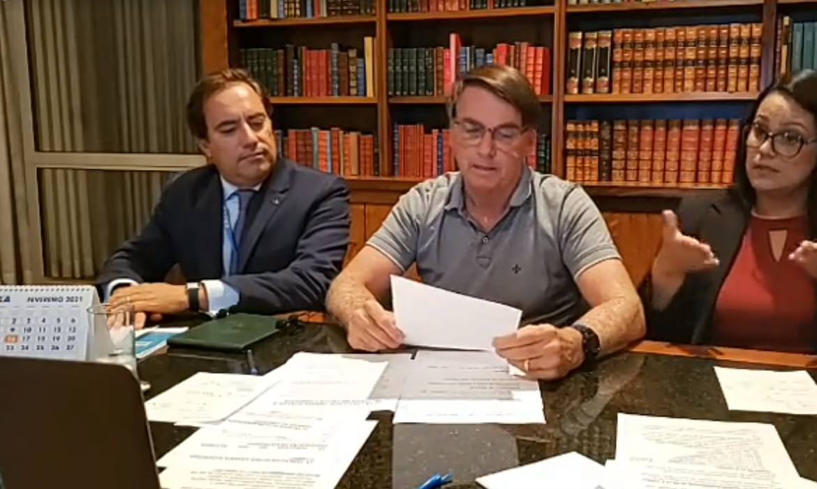 COM PARCELAS DE R$ 250 | Bolsonaro anuncia retorno do auxílio emergencial