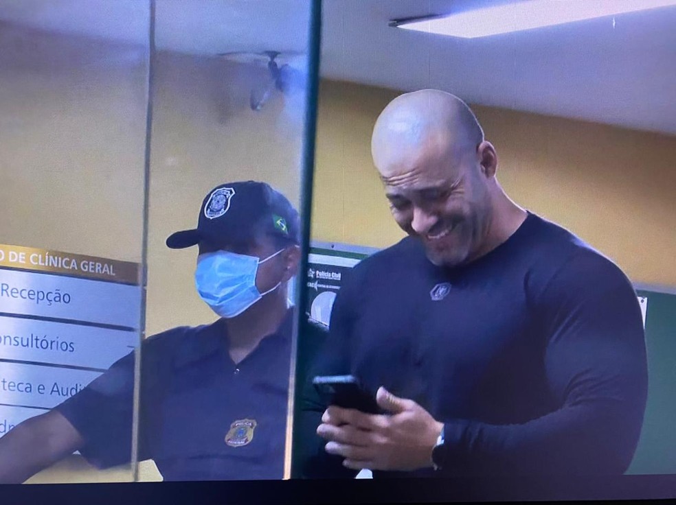 FLAGRADO COM DOIS CELULARES | Daniel Silveira não forneceu senha dos aparelhos apreendidos em sua cela