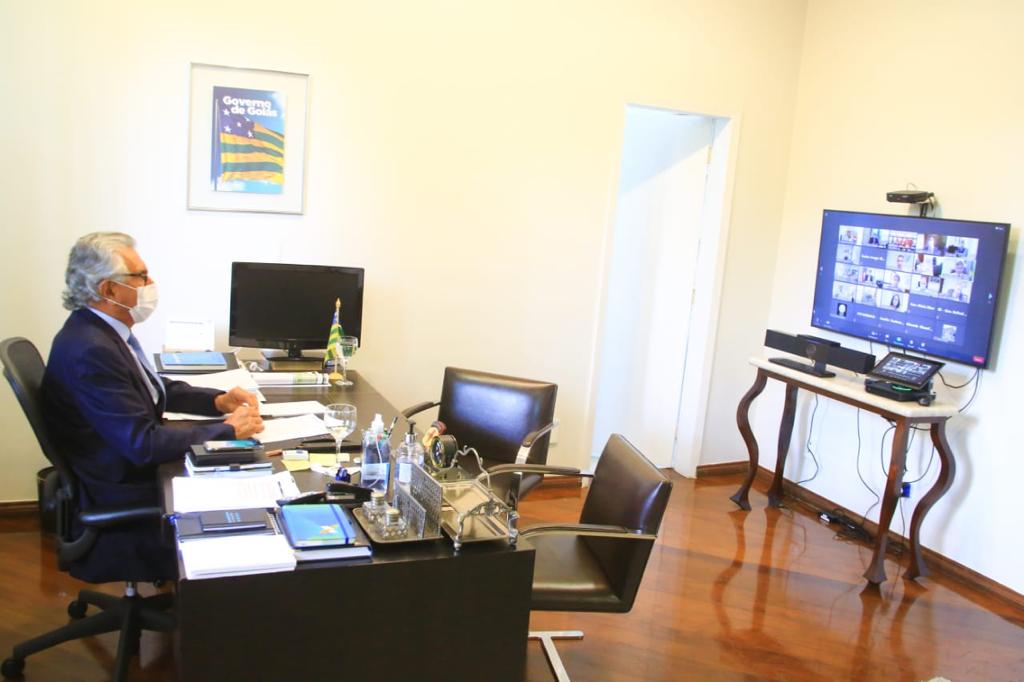 PRIORIDADE PARA IDOSOS ACIMA DE 80 ANOS | “Todo pessoal da linha de frente já foi vacinado”, anunciou Caiado em sua live