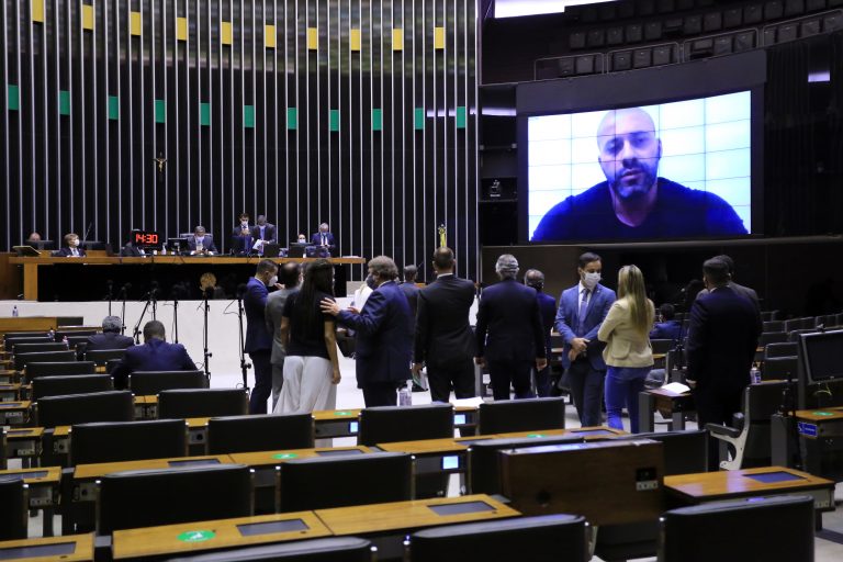 COM 364 VOTOS FAVORÁVEIS | Câmara mantém decisão do STF de prender deputado Daniel Silveira (PSL-RJ)