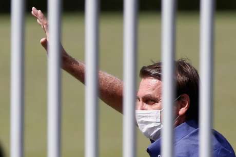 AO COMPLETAR 66 ANOS | Bolsonaro reúne apoiadores e declara que faz tudo pelo povo