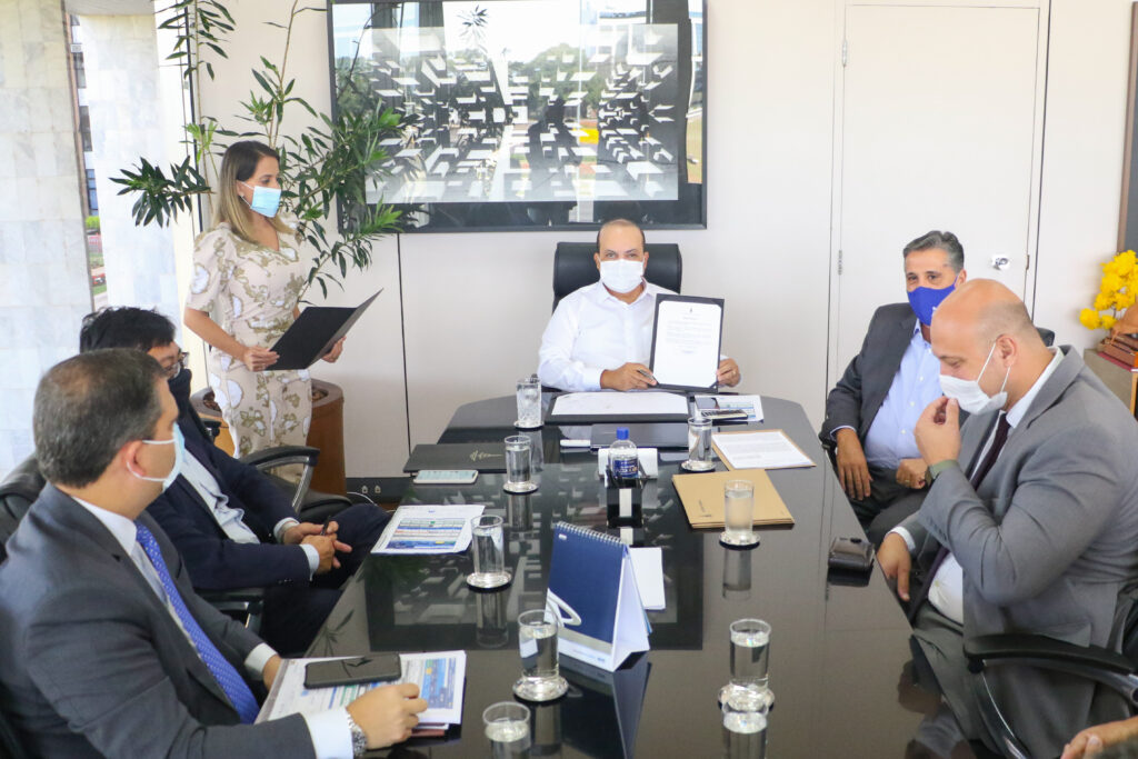 TRÊS HOSPITAIS DE CAMPANHA | Ibaneis assina ordem de serviço para empresas iniciarem a erguer as unidades de saúde