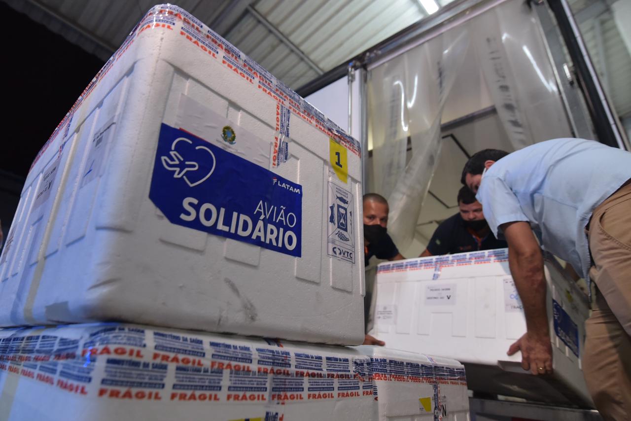 MAIS VACINAS | Governo de Goiás recebe remessa de 69,8 mil doses da Coronavac