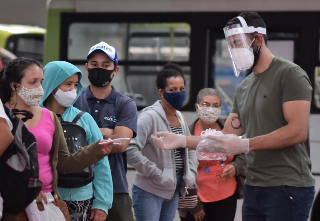 Usuários do transporte coletivo recebem máscaras N95