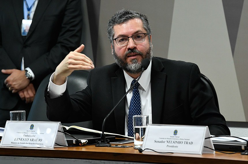 JOGO POLÍTICO E DE INTERESSES | Senadores voltam a pedir a demissão de Ernesto Araújo