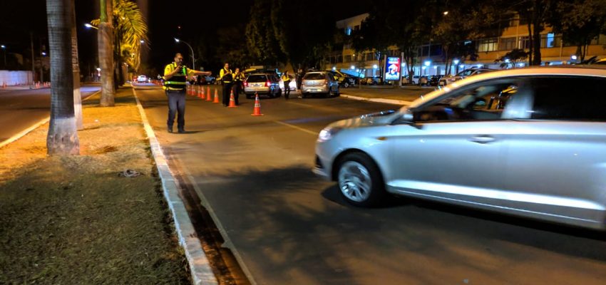 agentes do detran fazendo blitz