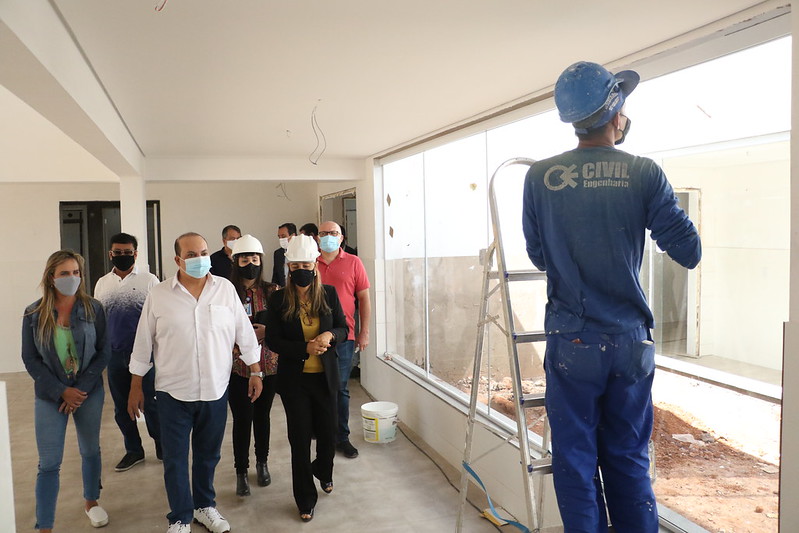 ACOMPANHANDO DE PERTO | Ibaneis vistoria obras de hospitais de campanha e outras unidades de saúde em construção