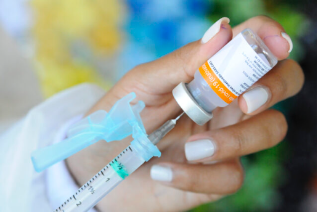 VACINAÇÃO CONTRA A COVID | Idosos de 66 anos recebem vacina a partir de sábado (3) e órgãos de segurança organizam fila de seus profissionais