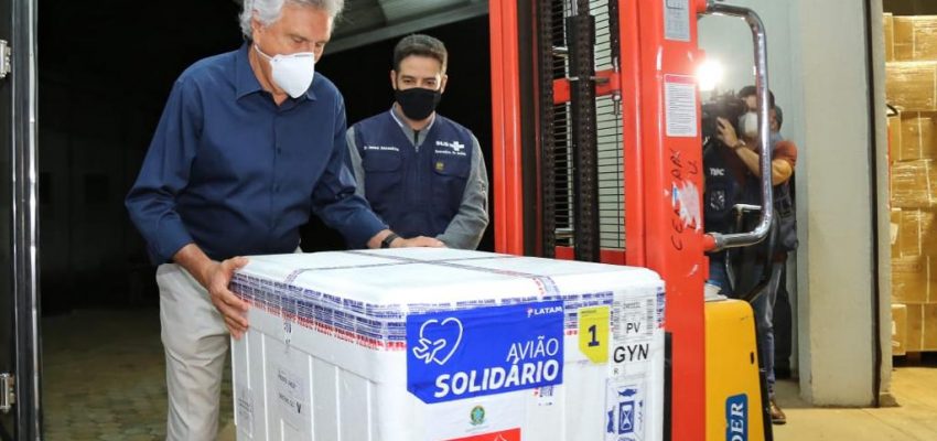 Caiado recebendo vacinas