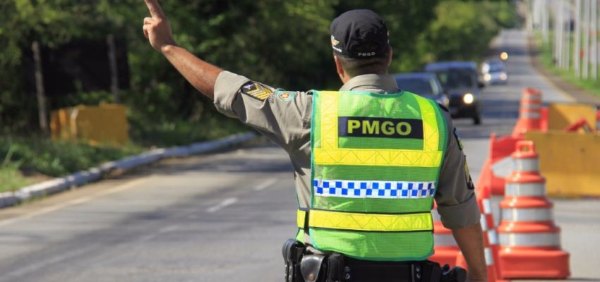 policial de Goiás fiscalizando rodovia