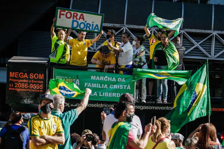 MANIFESTAÇÕES PEQUENAS | Aliados do presidente Bolsonaro protestam em diversas cidades contra a proibição de cultos e missas