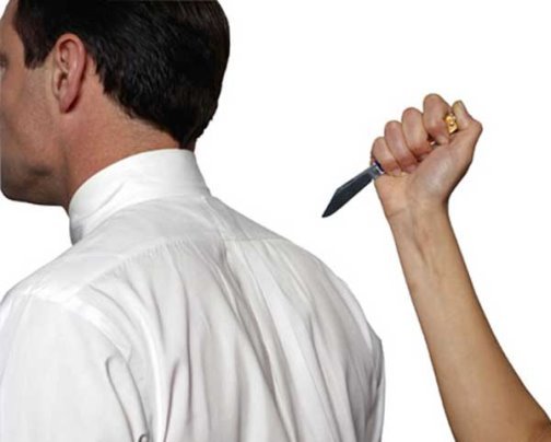 OPINIÃO | Ao invés de estender a mão, ele esfaqueia pelas costas