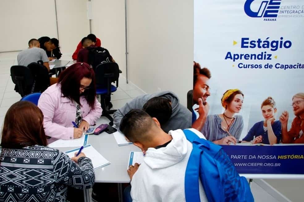 INSCRIÇÕES ABERTAS | Caesb seleciona estagiários para três níveis de ensino