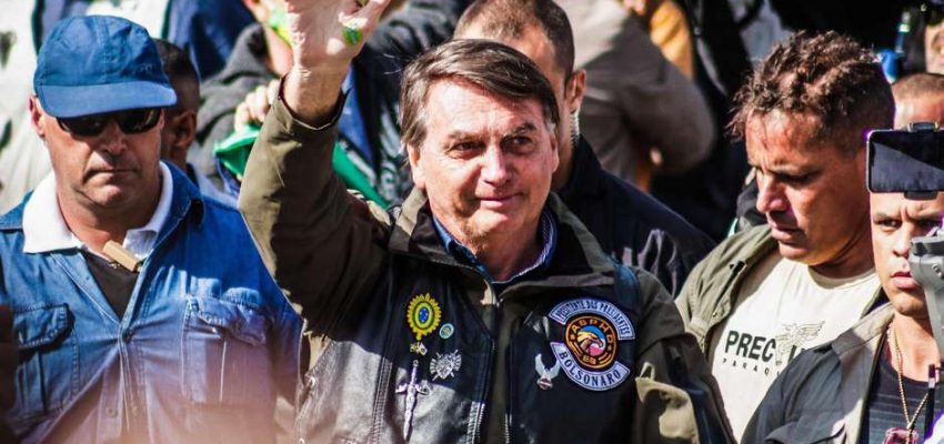 bolsonaro acenando