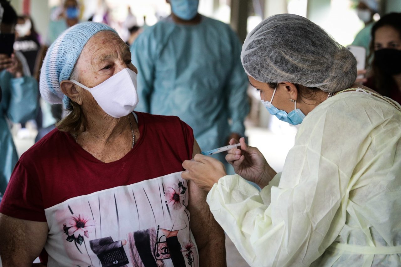 NA FRENTE DOS OUTROS ESTADOS | DF já vacinou 100% das pessoas acima de 75 anos contra a Covid