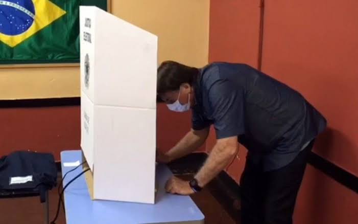 CAIU A FICHA | Bolsonaro admite que voto impresso não tem apoio do Congresso