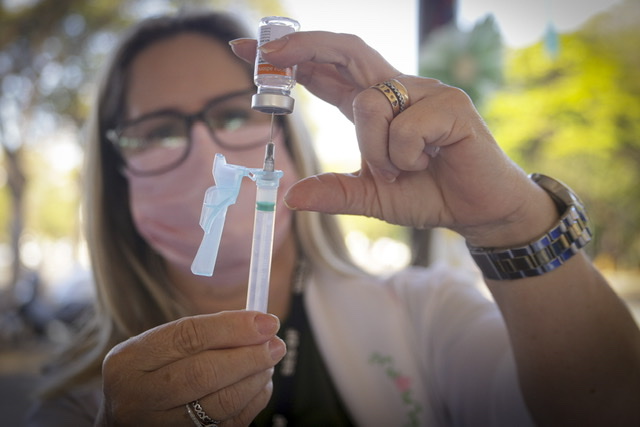 VACINAÇÃO NO DF | A partir desta quinta (29), pessoas com 35 anos ou mais já podem se dirigir aos 61 pontos de imunização