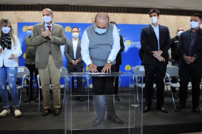 REGULARIZAÇÃO FUNDIÁRIA | Ibaneis assina Lei da Reurb que beneficia famílias carentes