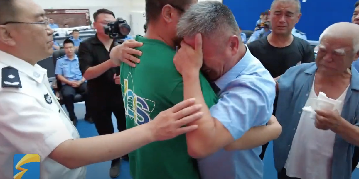 NA CHINA | Pai encontra filho sequestrado quando bebê depois de 24 anos