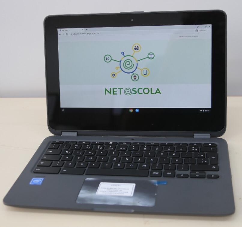 INVESTINDO NA EDUCAÇÃO | Caiado entrega notebooks para 60 mil estudantes do Ensino Médio