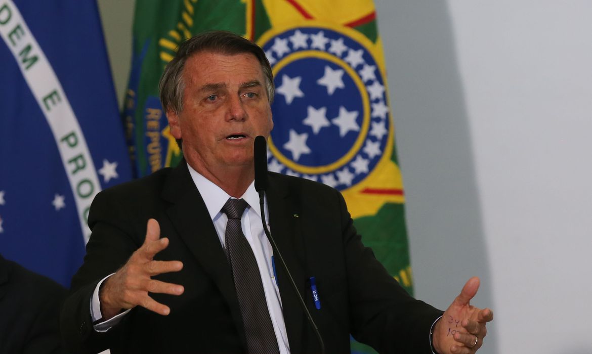 COM CRISE DE SOLUÇO | Bolsonaro é levado para hospital e cancela reuniões