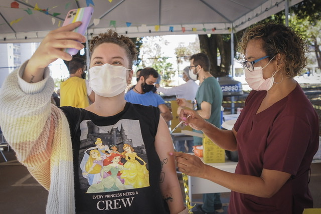 A VEZ DOS NOVINHOS | DF começa a vacinar jovens a partir de 20 anos nesta quinta (12)