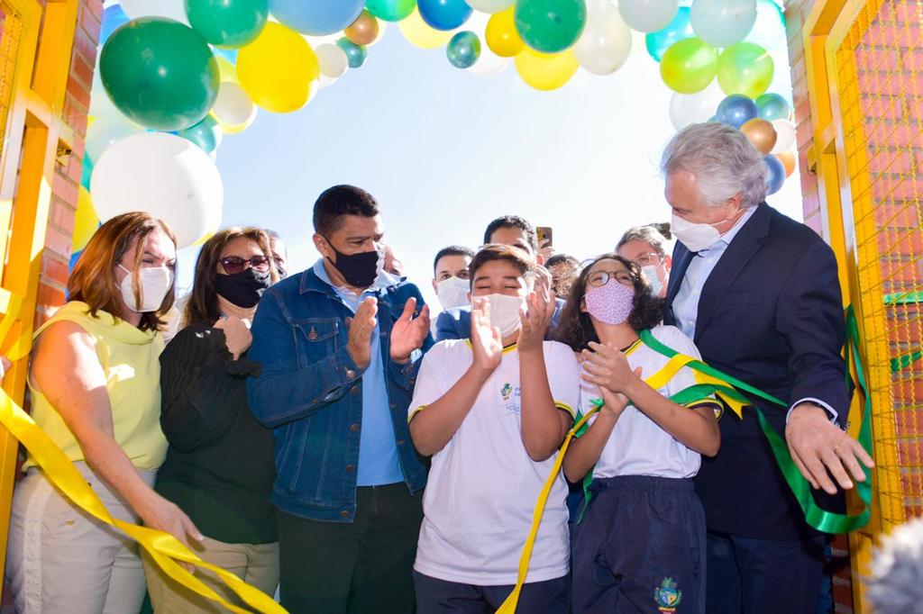 BENFEITORIAS PARA O ENTORNO | Caiado lança reconhecimento facial de alunos e inaugura escola e reforma de Vapt-Vupt