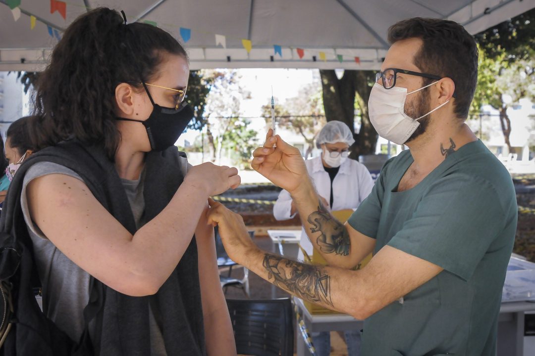 NOVO RECORDE | DF imunizou mais de 76 mil pessoas no primeiro dia de vacinação para o público de 25 a 29 anos