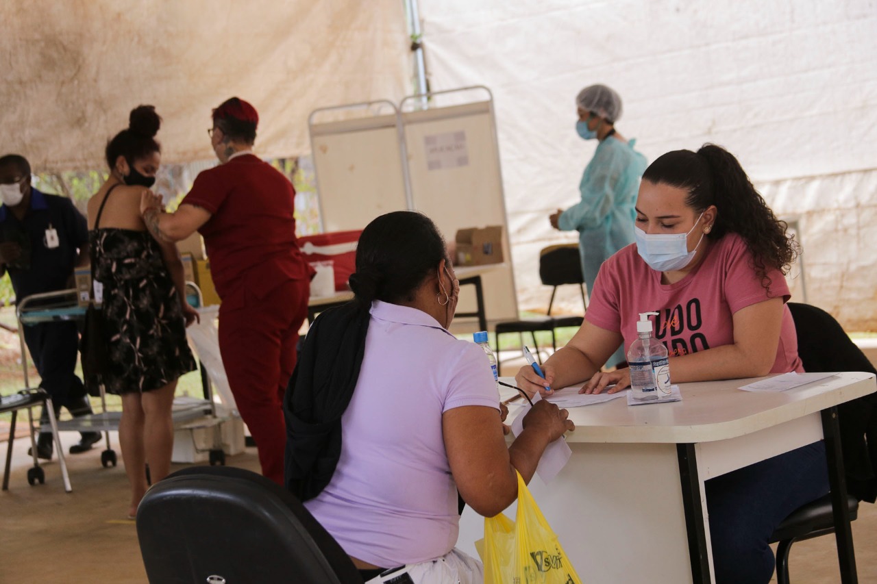 VACINAÇÃO NO DF | Pessoas com 25 anos ou mais já podem receber a dose da vacina contra Covid a partir desta terça (10)