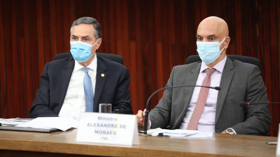 EXTRAPOLAM LIMITES CONSTITUCIONAIS | Bolsonaro vai pedir ao Senado que instaure processo contra ministros Moraes e Barroso